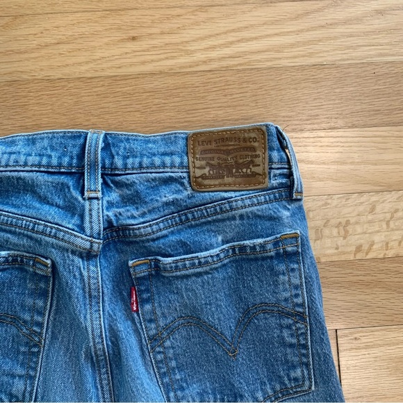 Women’s Levi’s Button Fly Ribcage Straight Leg Medium Wash Distressed Jeans 25 - Picture 10 of 14